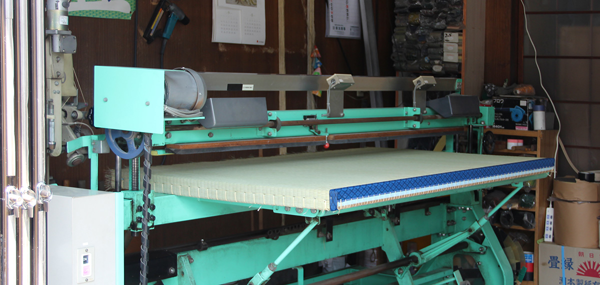へりをまっすぐ切って、縫っていく機械。